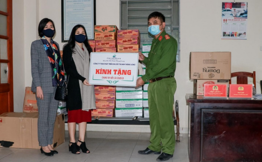 Ciputra trao tặng nhu yếu phẩm hỗ trợ phòng, chống dịch Covid-19