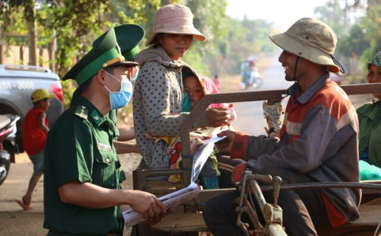 Bộ đội biên phòng dùng tiếng M’Nông tuyên truyền giúp bà con dân tộc phòng dịch