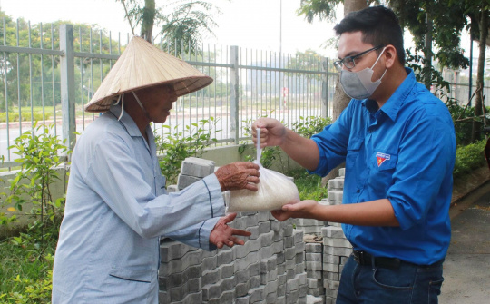 Giảng viên du lịch Đà Nẵng tự chế ATM gạo thủ công giúp bà con nghèo