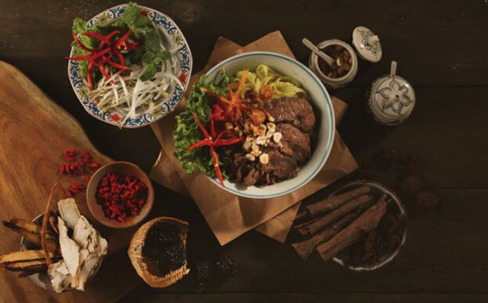 Lần đầu tiên xuất hiện bánh phở tươi dược liệu trong phở trộn âm dương ngũ hành