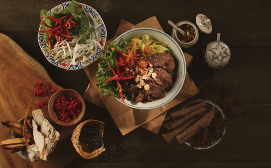Lần đầu tiên xuất hiện bánh phở tươi dược liệu trong phở trộn âm dương ngũ hành
