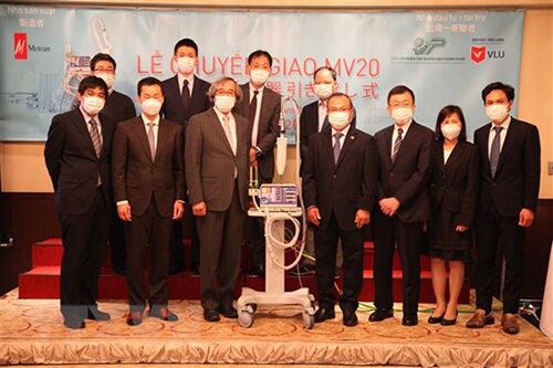 Công ty Metran bàn giao hai máy thở đầu tiên cho Việt Nam