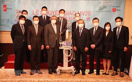 Công ty Metran bàn giao hai máy thở đầu tiên cho Việt Nam