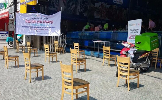 “Quán cơm dã chiến” ấm lòng người nghèo trong đại dịch