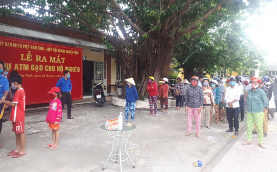 Tây Ninh: Ngày đầu “ATM gạo” miễn phí đi vào hoạt động