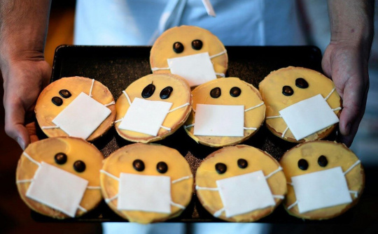 Cách người dân trên thế giới sống chung với  COVID-19