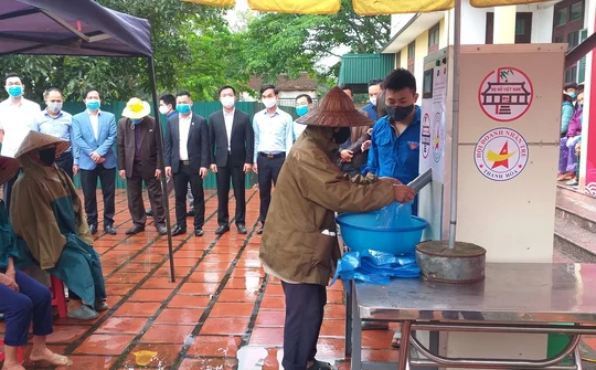 Cây “ATM gạo” tại Trường Tiểu học Quảng Thành chia sẻ khó khăn với người nghèo
