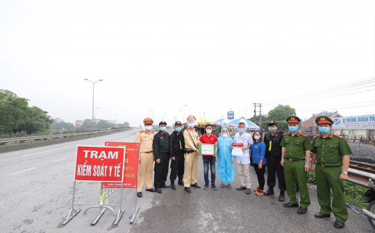 Nhóm thiện nguyện làm tặng gần 7 nghìn chiếc mũ chắn giọt bắn chống dịch