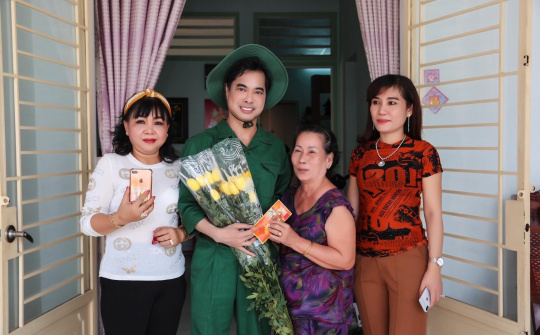 Ca sĩ Ngọc Sơn viếng và tri ân cố soạn giả Thanh Hiền