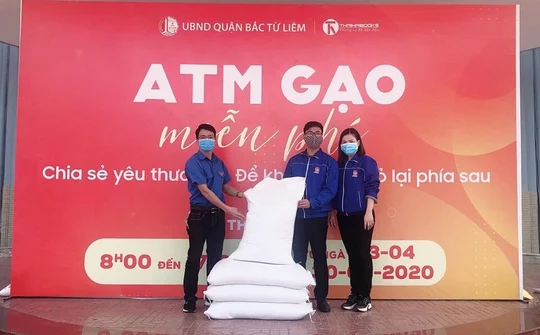 Thầy giáo đi khắp ngõ phố tuyên truyền phòng chống dịch