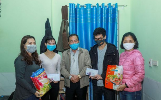 Hội đồng hương trẻ Quảng Nam tại Hà Nội tặng quà cho sinh viên và bà con khó khăn do dịch covid - 19
