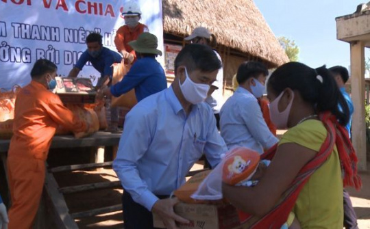 Kon Tum - Cấp gạo đến làng đồng bào bị ảnh hưởng dịch covid - 19