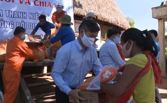 Kon Tum - Cấp gạo đến làng đồng bào bị ảnh hưởng dịch covid - 19