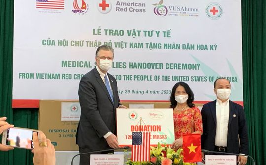 Đại sứ Hoa Kỳ tiếp nhận quà tặng 420.000 khẩu trang y tế của Việt Nam