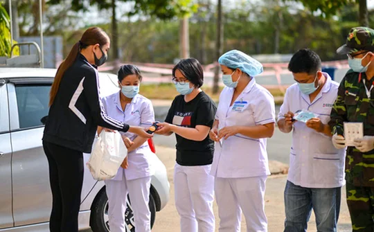 Võ Hoàng Yến gây ấn tượng mạnh bằng món quà ý nghĩa trao tay tình nguyện viên trước ngày rời khu cách ly