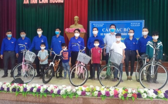 Biến phế liệu thành xe đạp tặng học sinh nghèo