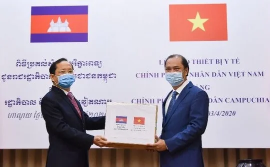 Viện trợ trang thiết bị y tế cho Lào và Campuchia