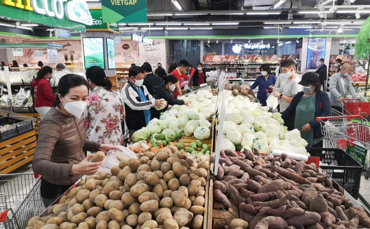 Hàng hóa thiết yếu luôn đầy đủ cho người dân phòng chống COVID-19
