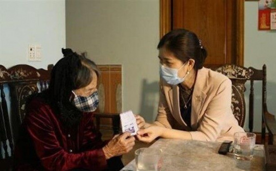 Mẹ liệt sỹ 90 tuổi ủng hộ hoạt động phòng chống dịch COVID-19