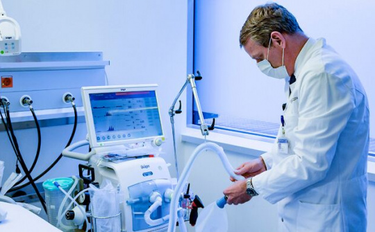 Đẩy nhanh tiến độ sản xuất trang thiết bị y tế, máy thở