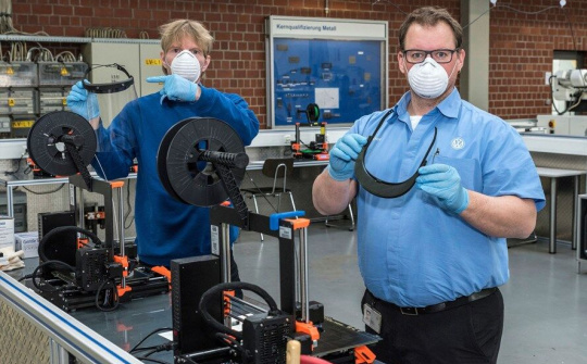 Nhiều hãng ô tô Châu Âu sản xuất máy thở hỗ trợ cuộc chiến chống COVID-19