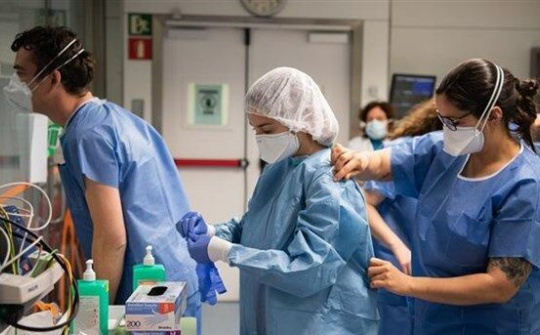 Châu Âu thực hiện cùng một lúc các biện pháp chống dịch