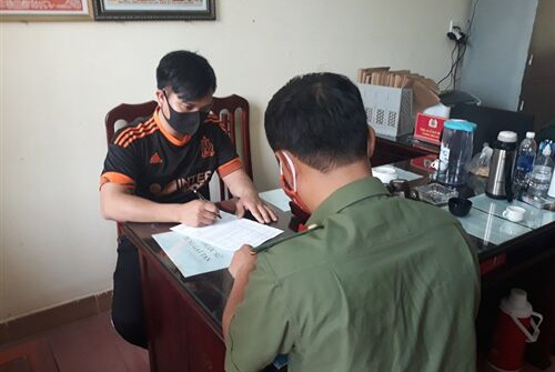 Bị phạt 10 triệu đồng vì tung tin giả về dịch Covid-19