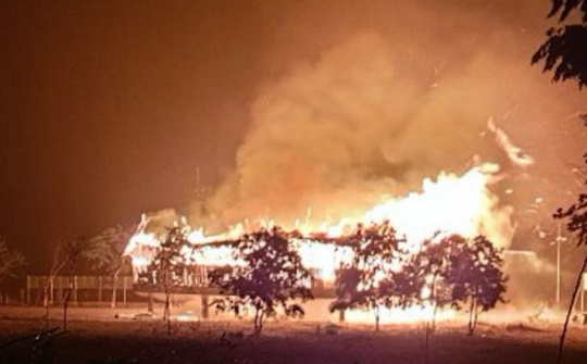 Kon Tum: Sét đánh một nhà rông nổi tiếng cháy ngùn ngụt trong đêm