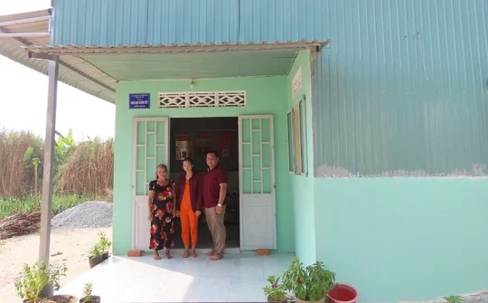 Thầy giáo hiến đất xây nhà cho học trò nghèo