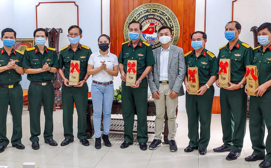 Trao tặng lô hàng dược phẩm hỗ trợ phòng chống Covid-19 cho Quân đoàn 4