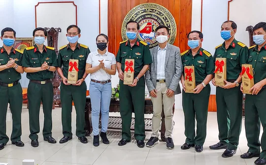 Trao tặng lô hàng dược phẩm hỗ trợ phòng chống Covid-19 cho Quân đoàn 4