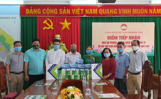 Trao tặng "món quà sức khỏe" đến các cán bộ, chiến sĩ tuyến đầu chống dịch tỉnh Đồng Tháp