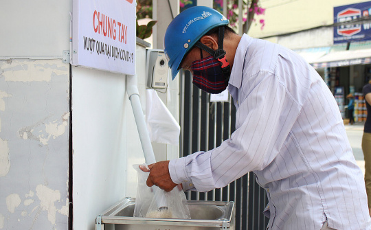 Máy phát gạo tự động hỗ trợ người nghèo mùa dịch Covid-19