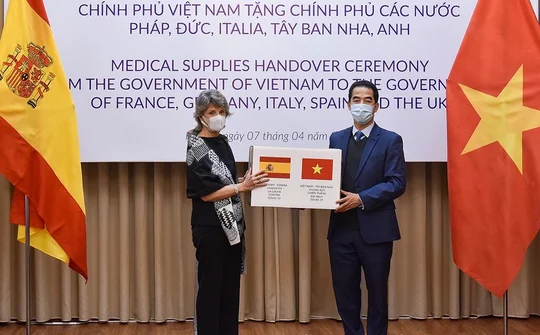 Việt Nam tặng hàng hỗ trợ chống dịch COVID-19 cho các nước Châu Âu