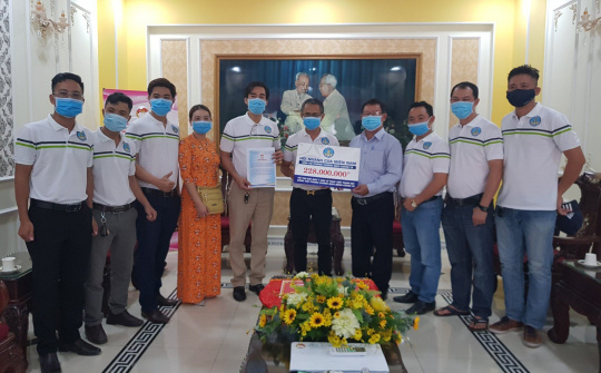 Hội ngành Cửa miền Nam trao tặng hơn 200 triệu đồng phòng chống dịch Covid-19 tại TP.HCM