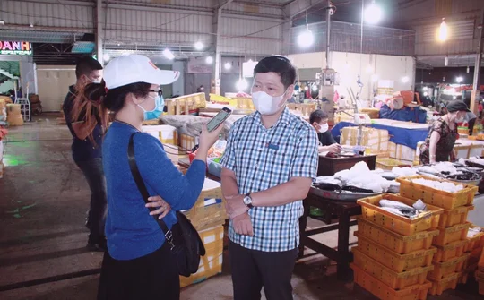 Phó Chủ tịch TP. Buôn Ma Thuột xuyên đêm kiểm tra công tác phòng, chống dịch tại chợ đầu mối Tân Hòa