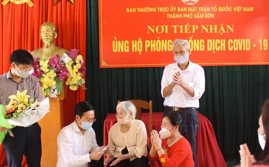 Cụ bà 107 tuổi đập lợn tiết kiệm ủng hộ 10 triệu đồng chống COVID-19