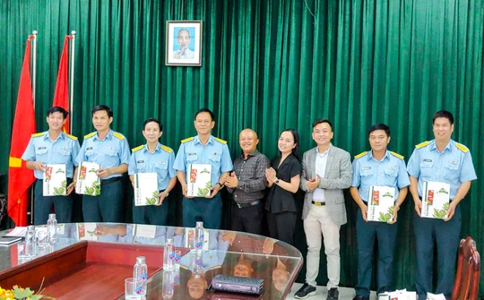 Thắm tình quân dân