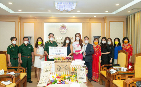 Hoa hậu Phan Thị Mơ: Tặng khẩu trang và nước ép trái cây cho Bộ đội biên phòng KV phía Nam