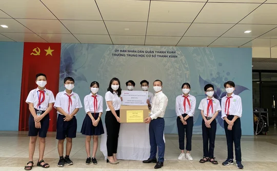 Ban Mai trao yêu thương cùng học sinh đến trường