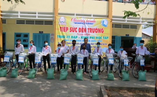 Tiền Giang: Tặng xe đạp và hỗ trợ kinh phí cho học sinh có hoàn cảnh khó khăn