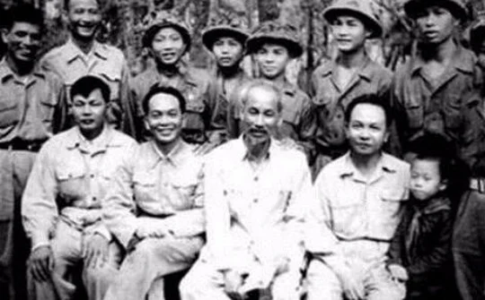Tháng Năm và đạo lý dân tộc ‘ăn quả nhớ người trồng cây’