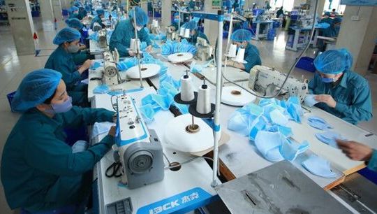Doanh nghiệp dệt may tìm cơ hội mới trong khó khăn