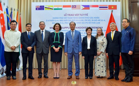 Việt Nam tặng vật tư y tế hỗ trợ 8 nước ứng phó COVID-19