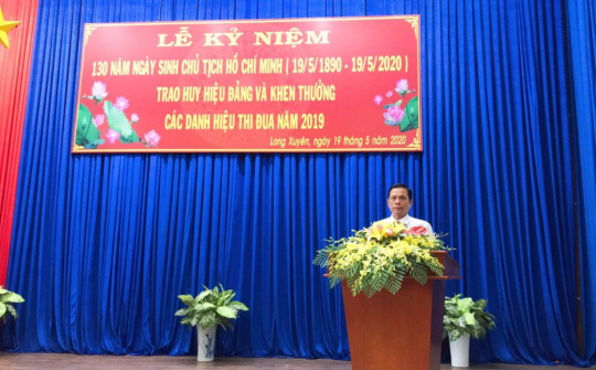 TP. Long Xuyên: Kỷ niệm 130 năm ngày sinh Bác Hồ và trao 60 Huy hiệu Đảng