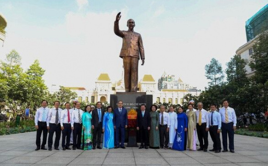 Lãnh đạo TP.HCM dâng hương tưởng niệm Chủ tịch Hồ Chí Minh
