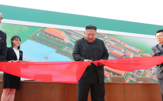 Lãnh đạo Kim Jong-un cắt băng khánh thành nhà máy Sunchon