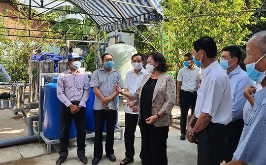Chủ tịch QH Nguyễn Thị Kim Ngân dự bàn giao máy lọc nước cho người dân bị hạn mặn tại Bến Tre