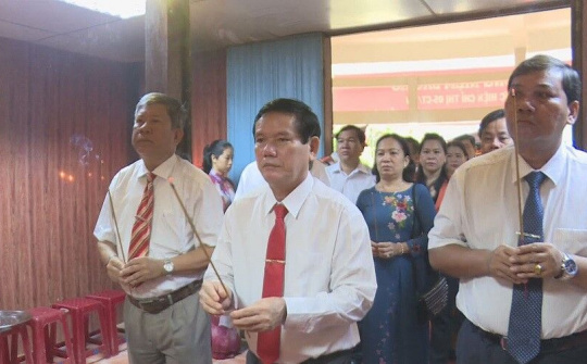 Ban lãnh đạo tỉnh Trà Vinh đến viếng Đền thờ Bác Hồ và Nghĩa trang liệt sĩ tỉnh