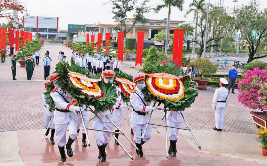 Long An: Lãnh đạo tỉnh viếng nghĩa trang liệt sĩ nhân ngày 30/4